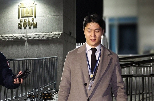 12·3 비상계엄 사태를 수사하는 경찰 국가수사본부 특별수사단 관계자가 17일 서울 용산 대통령실 민원실을 나서고 있다.  [대통령실통신사진기자단]